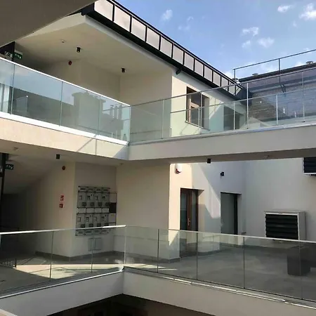 Luxury Cozy 2 Bdr Downtown Apt.7 דירה